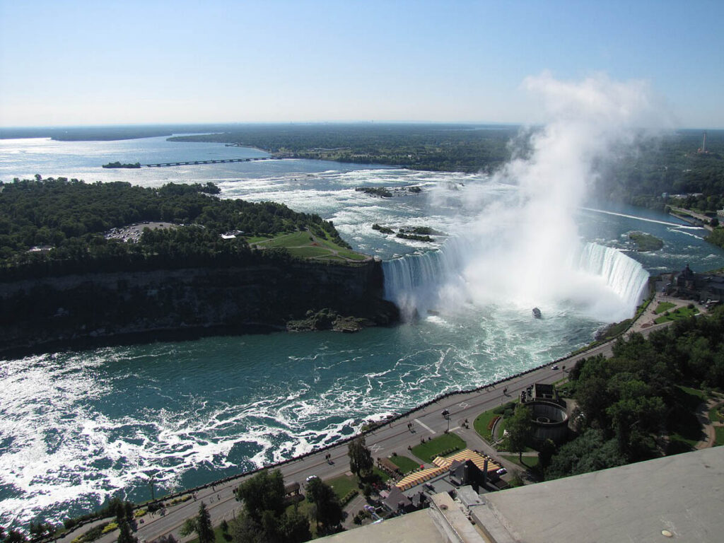 &nbsp; EYEWITNESS: Daredevil Jumped into Horseshoe Falls Basin on Sunday,