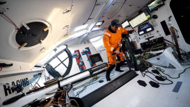 Craig Leweck, Scuttlebutt Sailing News'ten:
Az mürettebatla yapılan yarışlara büyük hayranlık