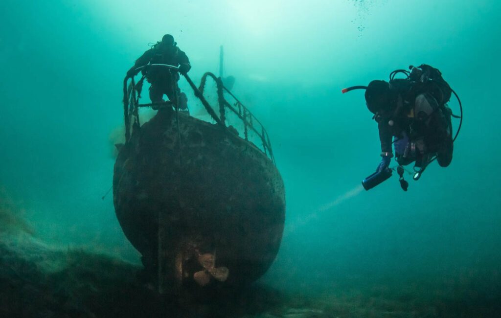 Two experienced divers were seriously injured in a diving accident