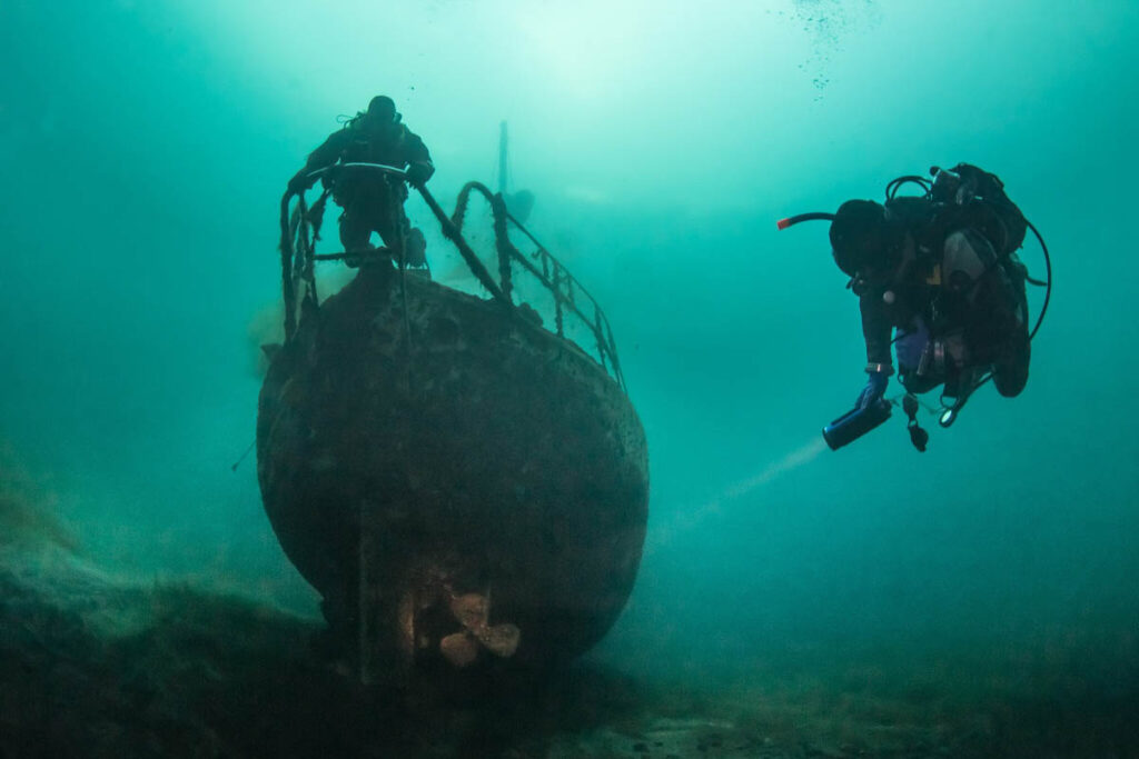 Two experienced divers were seriously injured in a diving accident