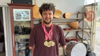 Doğuştan bedensel engelli olan milli yüzücü Hamit Demir (33), yüzme