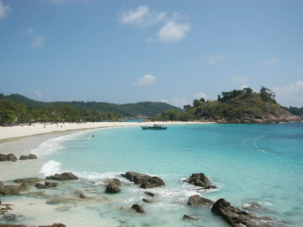 Two Divers Found Alive After Going Missing During Dive at Malaysia’s Pulau Redang Two divers reported missing after a dive at one of