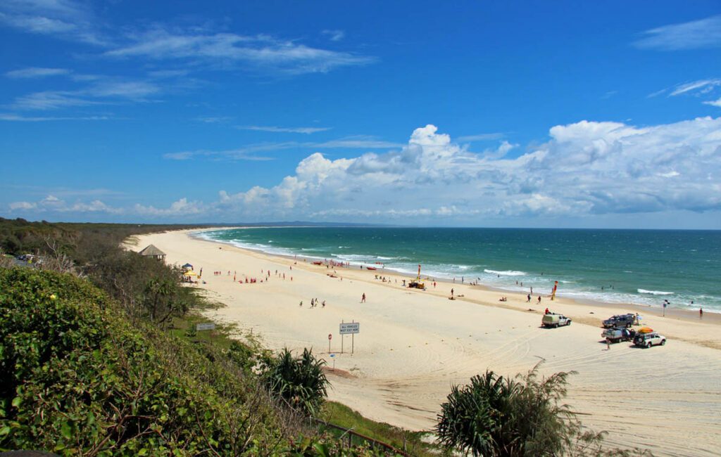 40'lı yaşlarında bir kadın, Rainbow Beach yakınlarında tüplü dalış yaparken