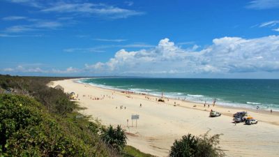 40'lı yaşlarında bir kadın, Rainbow Beach yakınlarında tüplü dalış yaparken