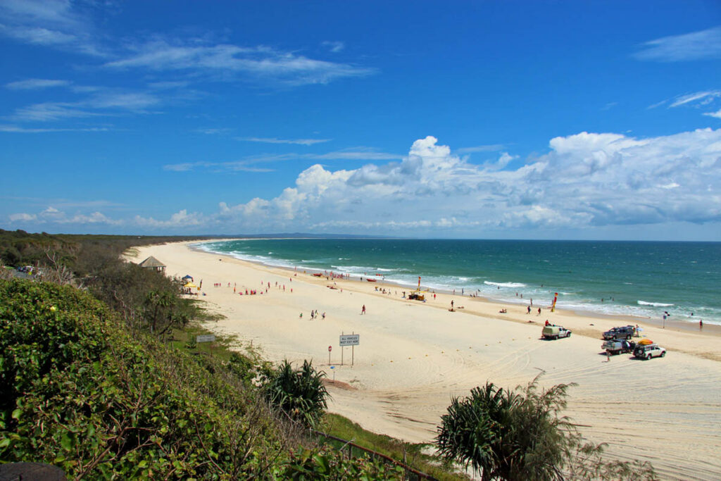 40'lı yaşlarında bir kadın, Rainbow Beach yakınlarında tüplü dalış yaparken