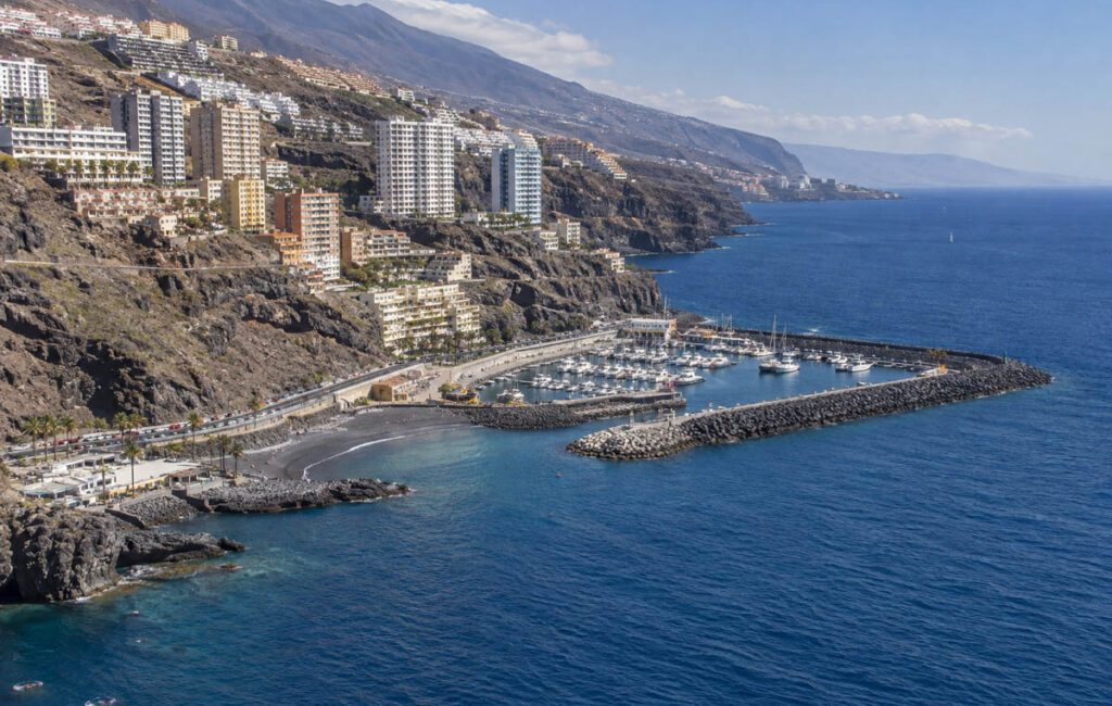 İspanya'nın Tenerife adasındaki Radazul açıklarında suya dalan bir dalgıç, zor