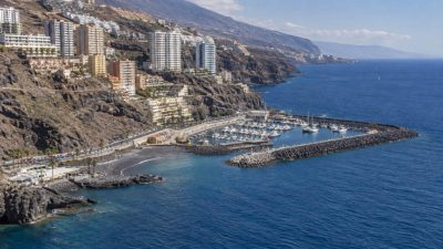İspanya'nın Tenerife adasındaki Radazul açıklarında suya dalan bir dalgıç, zor