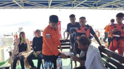Four divers who became separated from their group in strong