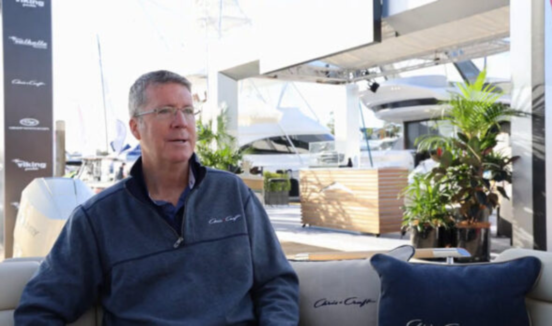Better Boating Podcast'inde sunucu Jack Warwick, Chris Craft Başkanı Steve