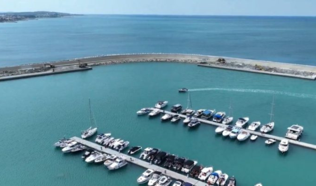 Hatay’ın Arsuz ilçesinde bulunan yat limanında depremin izlerini silmek için