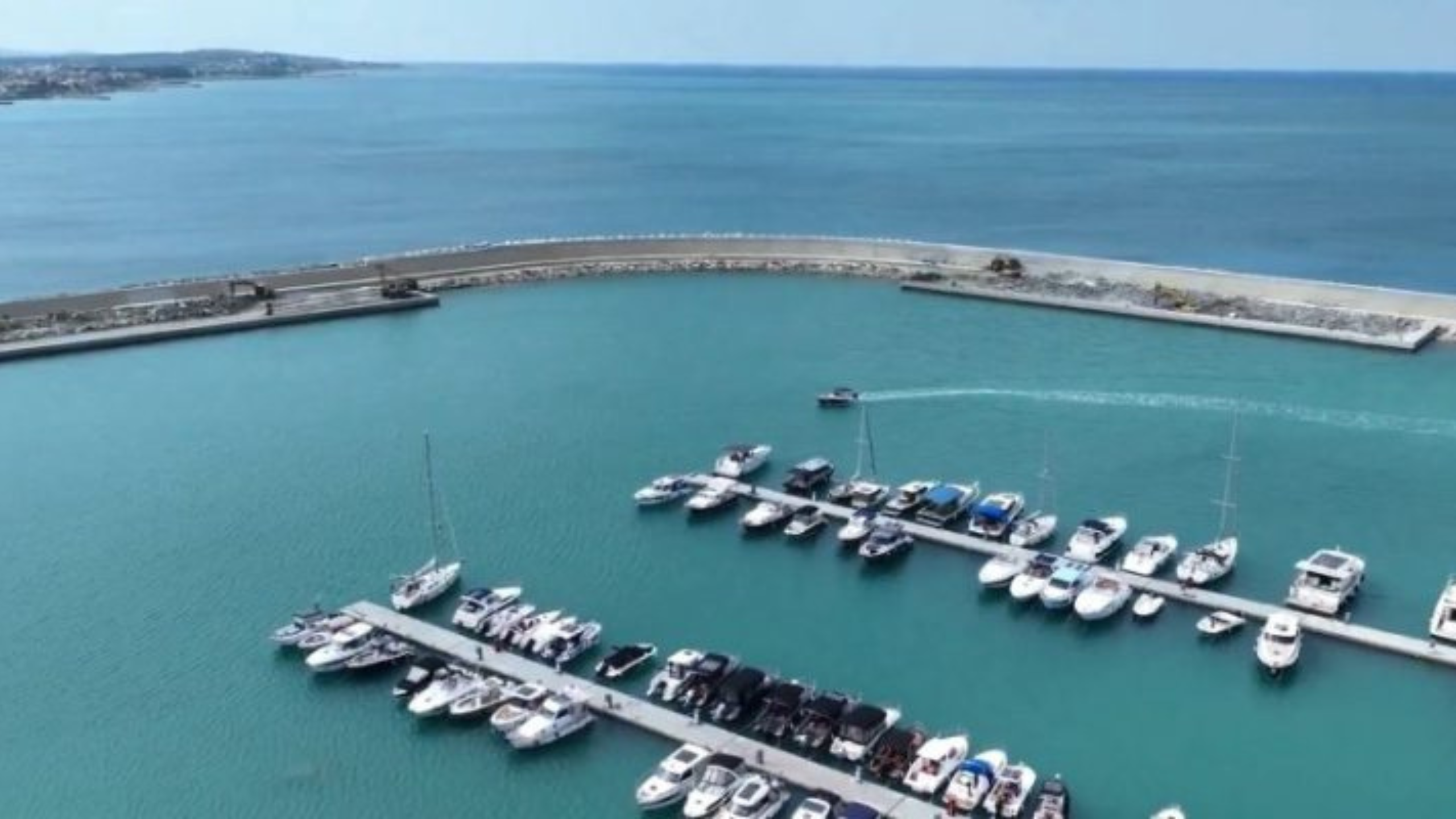 Akdeniz’in İncisi Arsuz’da Yat Limanı Modernize Ediliyor Hatay’ın Arsuz ilçesinde bulunan yat limanında depremin izlerini silmek için