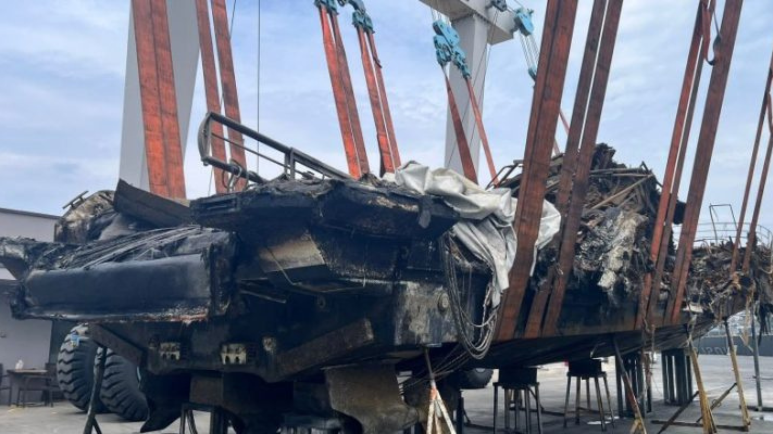 Muğla’nın Bodrum ilçesinde, Yalıkavak Marina’da çıkan yangın sonucu batan motoryatların