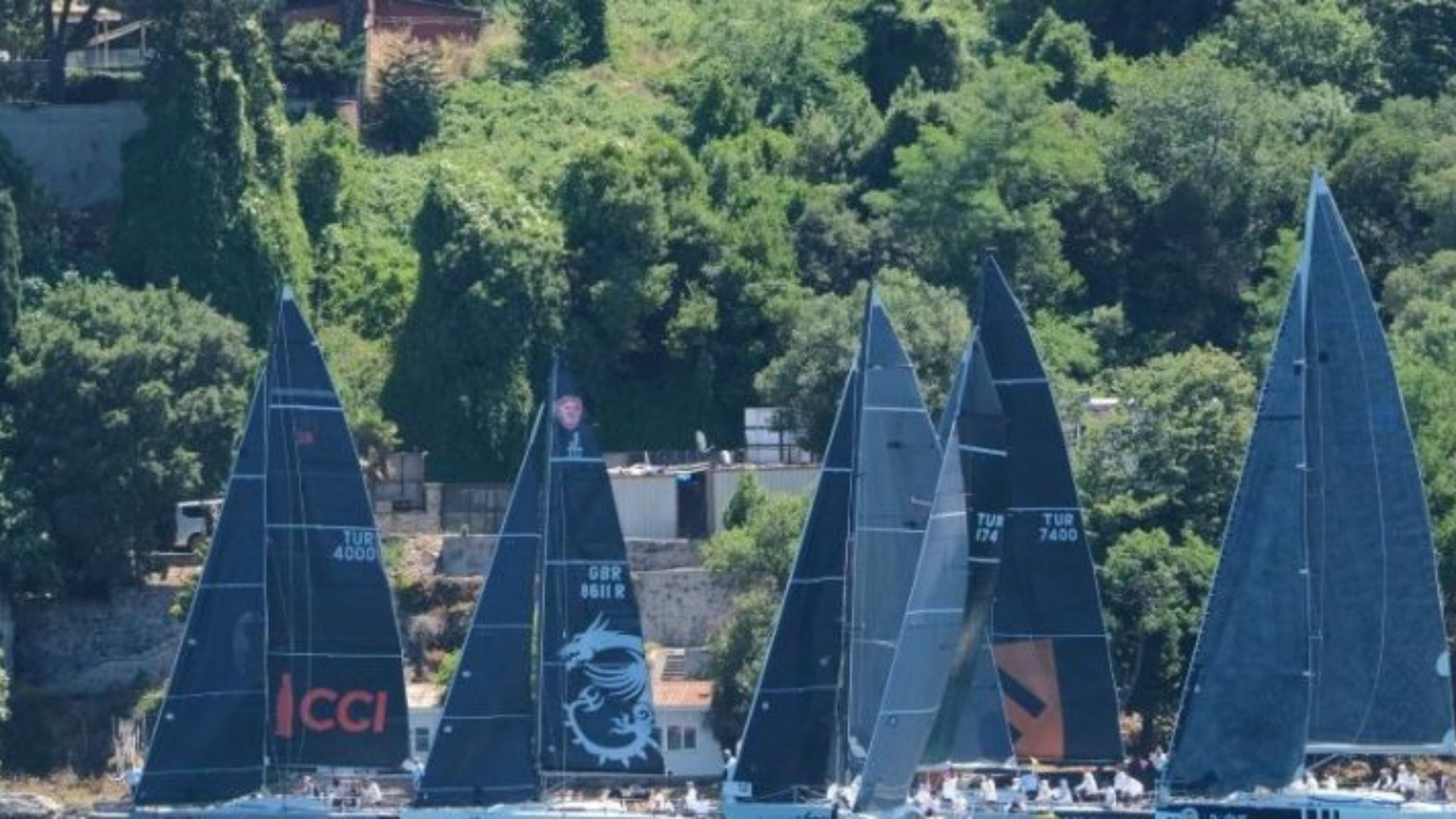 Kuzeyli yönlerden saatte 20-25 knot esen rüzgarın etkili olduğu yarışta,