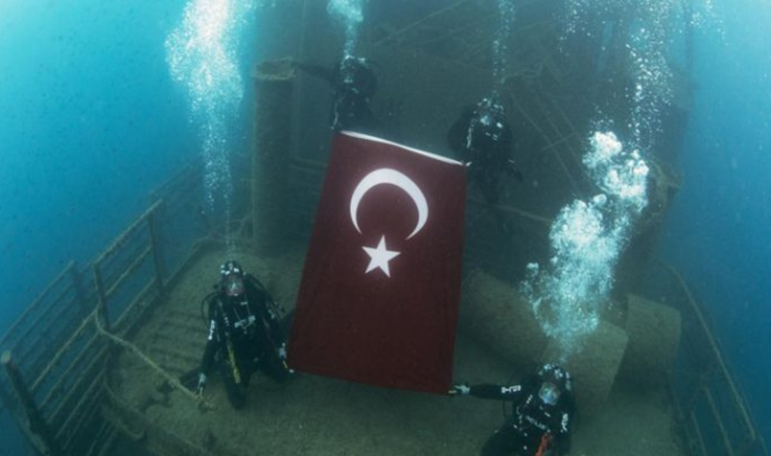 İzmir İl Emniyet Müdürlüğü Deniz Limanı Şubesinde görevli dalgıç polisler,