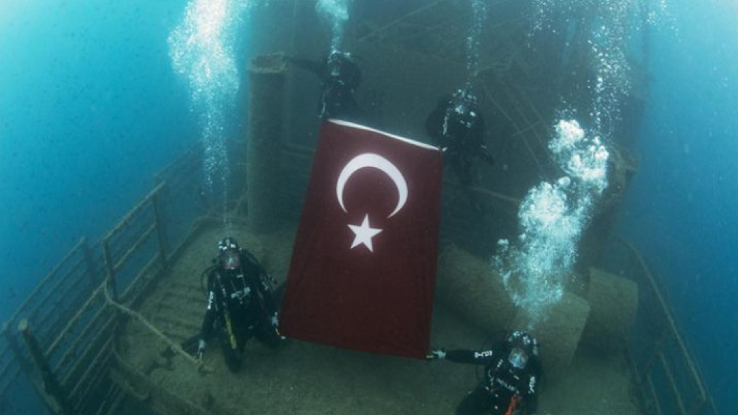181’nci yıla sualtında kutlama İzmir İl Emniyet Müdürlüğü Deniz Limanı Şubesinde görevli dalgıç polisler,