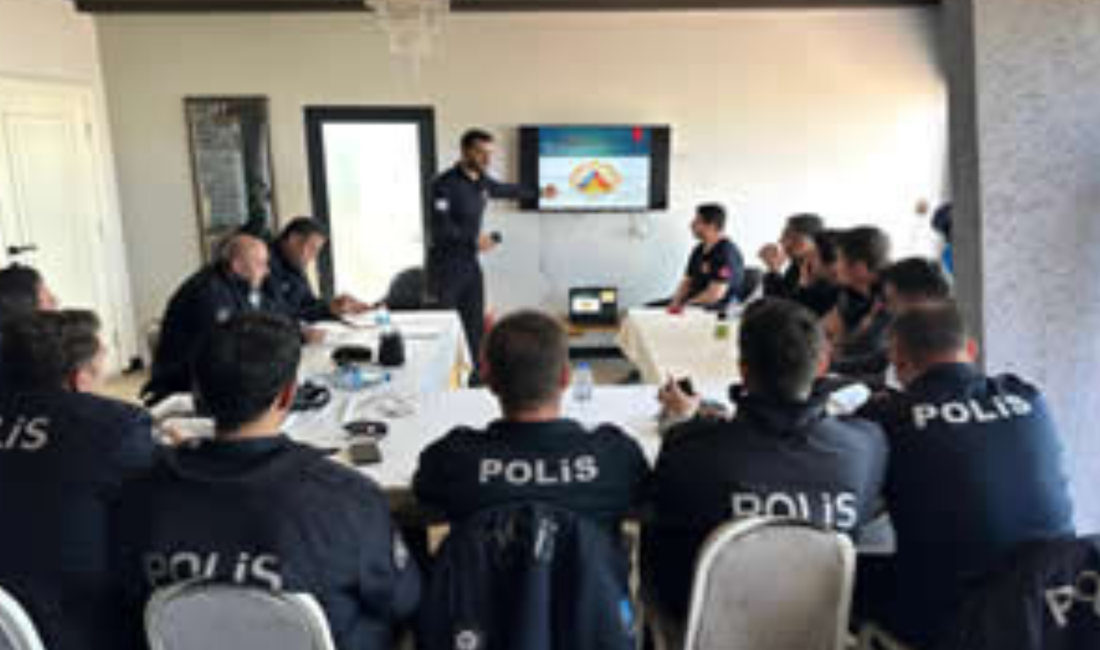 Yalova’da gemi adamları yangınla mücadeleyi öğreniyor Yalova Belediyesi İtfaiye Müdürlüğü, Deniz Limanı Şube Müdürlüğü'nde eğitim gören