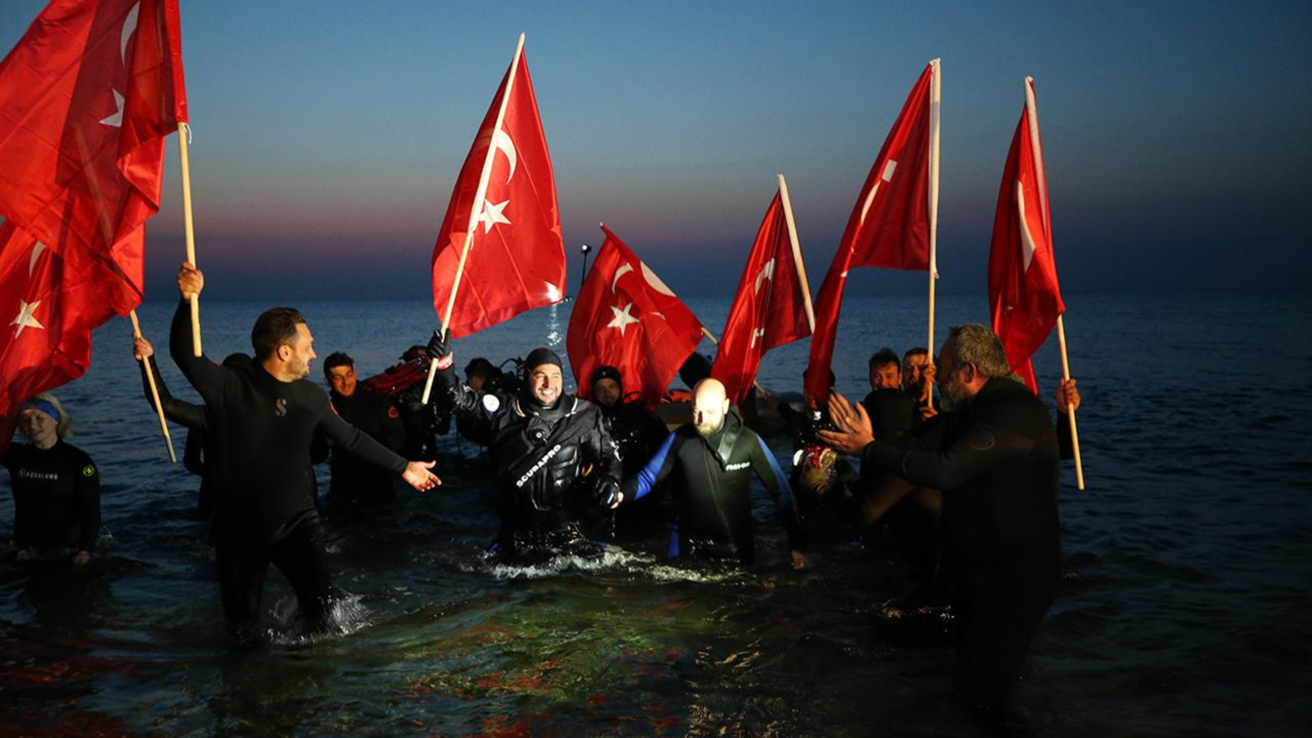 Türk dalgıç Mazlum Kibar Guinness Dünya Rekoru’nu kırdı Profesyonel dalış eğitmeni Mazlum Kibar, 18 Mart Çanakkale Deniz Zaferi