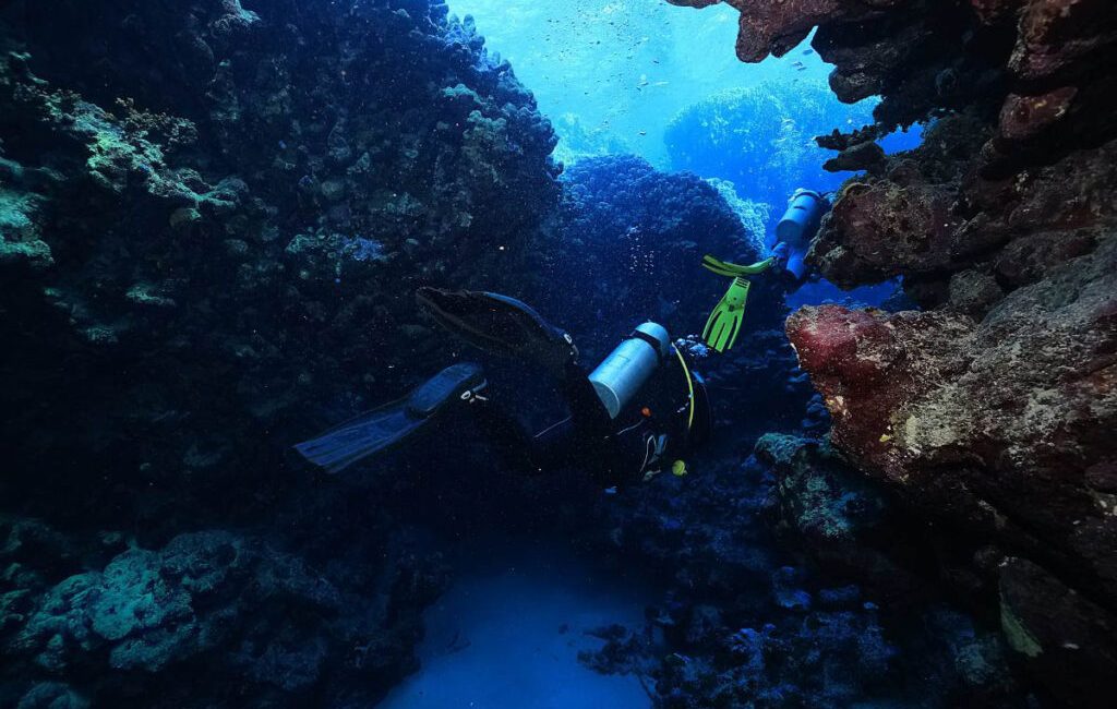 Stay safe at off-grid dive sites without a cell signal.