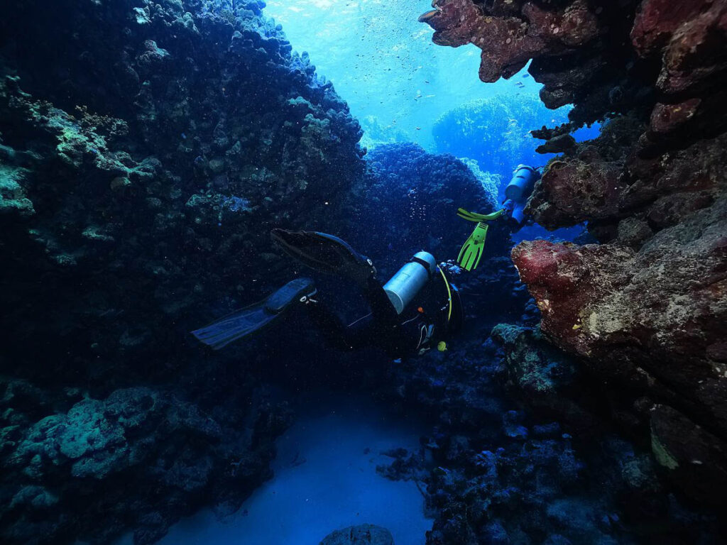 Stay safe at off-grid dive sites without a cell signal.