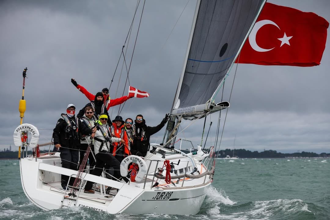 26 Temmuz 2025’te, İngiltere'nin Cowes kentinden başlayacak yarışta yelkenlerinde ilk