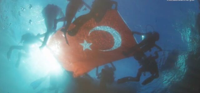 Cumhuriyetimizin 100. Yılı onuruna, Cumhurbaşkanlığı Kararnamesi ile “Kesin Korunacak Hassas Alan” ilan edilen Tavşan (Neandros) Adası’nda Cumhuriyet Dalışı gerçekleştirdik. 29.10.1923 tarihinin anısına, 29 metre derinliğe 10 kişilik dalgıç ekibimiz ile 23 dakikalık bir dalış yaparak, şanlı bayrağımızı mavi sularımızda dalgalandırdık. […]