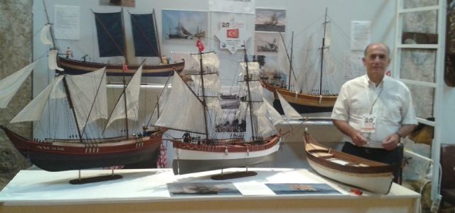 Denizcilik kültürünün yaygınlaşması için önemli birer merkez olan deniz müzeleri, birçok farklı sergileme olanakları sunuyor. Sivil ve askeri denizcilik tarihinin yanında; balıkçılıktan biyolojik çeşitliliğe uzanan bu zengin çeşitlilik arasında modelcilik ve maket yapımı önemli bir yer tutuyor. Ömrünü deniz kültürüne […]