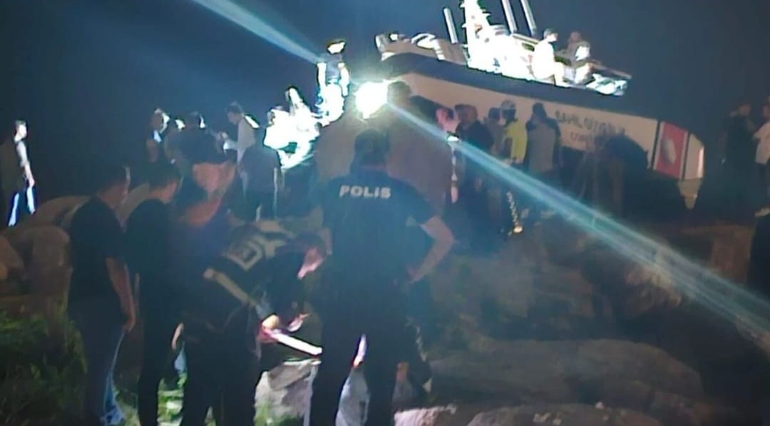 Giresun'da Sahil Güvenlik Komutanlığı'na ait botun dalgakıran kayalıklarına çarpması sonucu