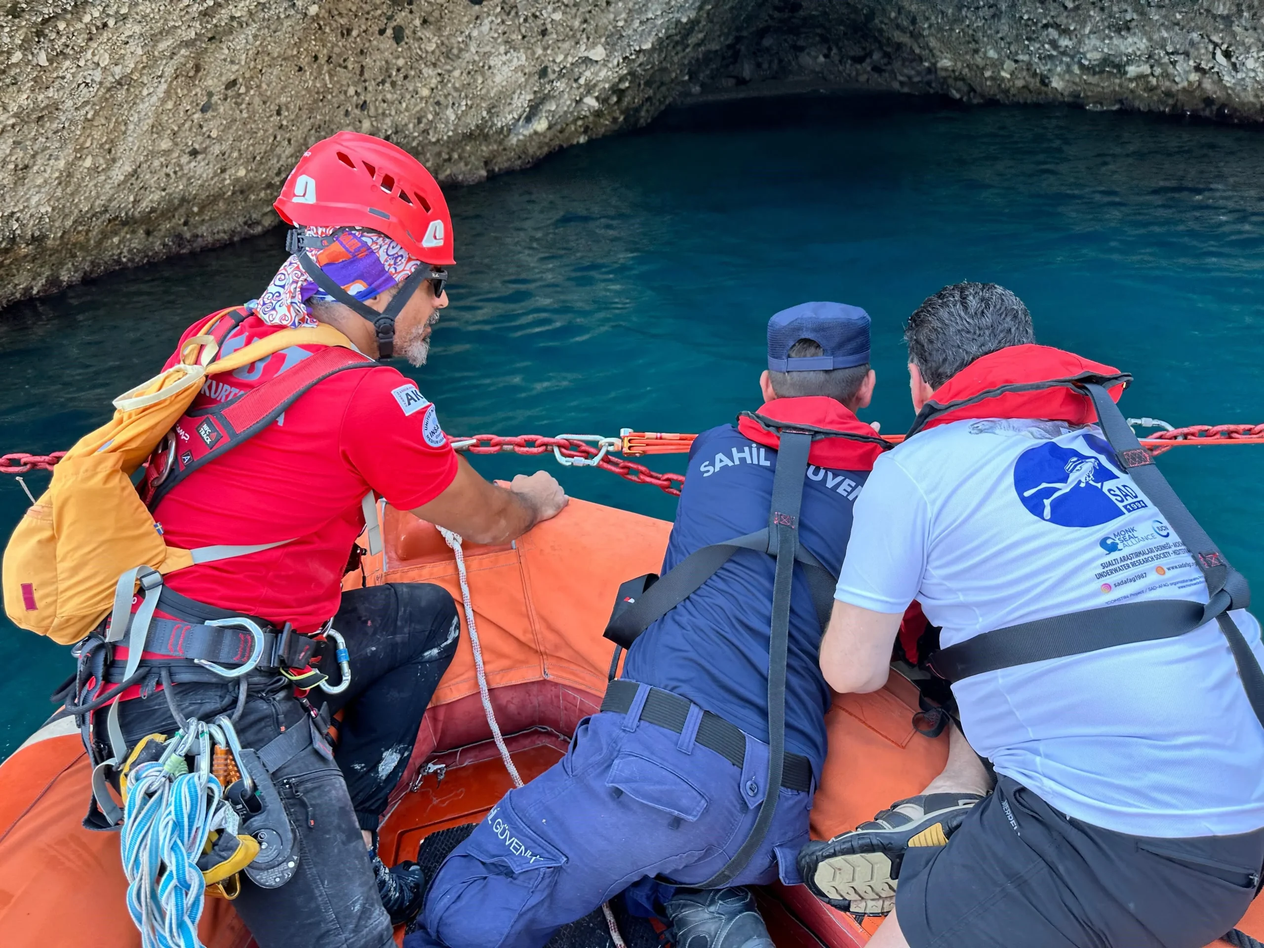 Kemer’de Döküntü Koyu’nda bulunan kıyı mağarasının girişine deniz araçları ve