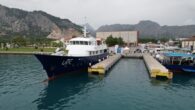 Antalya’da yapımı tamamlanan dünyanın en büyük arkeoloji gemilerinden biri olduğu belirtilen UPL Bilimsel Araştırma ve İnceleme Gemisi törenle ilk seferini gerçekleştirdi. Akdeniz Arkeolojisi Derneği tarafından Konyaaltı ilçesi Sarısu Mahallesi’ndeki bir tersanede yapımı tamamlanan, 38 metrelik “UPL Tarım” isimli geminin ilk […]