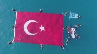 Akdeniz Üniversitesi Sualtı Topluluğu üyesi üniversite öğrencileri, Türkiye Cumhuriyeti’nin kurucusu Mustafa Kemal Atatürk’ü ebediyete intikalinin 82. yıldönümünde denizde Türk bayrağı ve Atatürk posteri açarak andı. Akdeniz Üniversitesi Su Ürünleri Fakültesi Öğretim Üyesi Prof. Dr. Mehmet Gökoğlu gözetiminde Konyaaltı Varyant falezler […]
