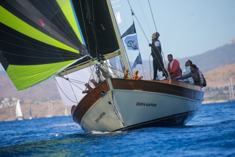 Bodrum açıklarından verilen start törenine Muğla Valisi İdris Akbıyık, Muğla