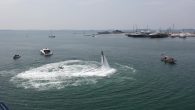 Dalgıçların su altından çıkardığı atıkların arasında bulunan ve görenleri şaşkına çeviren elektrikli süpürge deniz altı kirliliğini gözler önüne serdi. Aynı zamanda etkinlikte gerçekleştirilen flyboard gösterisi ise vatandaşlar tarafından ilgiyle izlendi. Pendik sahilinde Çevre Haftası dolayısıyla düzenlenen etkinlik dron ile görüntülendi. […]