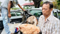 Tayland’da bir balıkçı, sahilde 2,4 milyon pound (25 milyon TL) değerinde ambergris buldu. Ambergris (balina kusmuğu) bir parfümün kokusunun daha uzun süre dayanması için ekstrakte edilen kokusuz bir alkol nedeniyle bir deniz hazinesi ve yüzen altın olarak kabul ediliyor. Tayland’ın […]