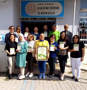 Davutlarda “Bu okulun öğrencileri TEMA gönüllüsüdür ” okul görseli alan