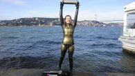 Serbest dalış branşında dünya rekortmeni ve milli sporcu Birgül Erken, bu yıl Bahamalar’da çift palet kategorisinde denizin 81 metre derinine inerek ulusal rekor kırdı. Erken, şimdi de İstanbul Boğazı’nda tek nefesle 50 metre dalarak bir ilke imza attı. Serbest dalış […]