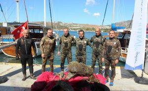 Muğla’nın Bodrum ilçesinde yapılan deniz dibi temizliğinde 300 kilogram çöp