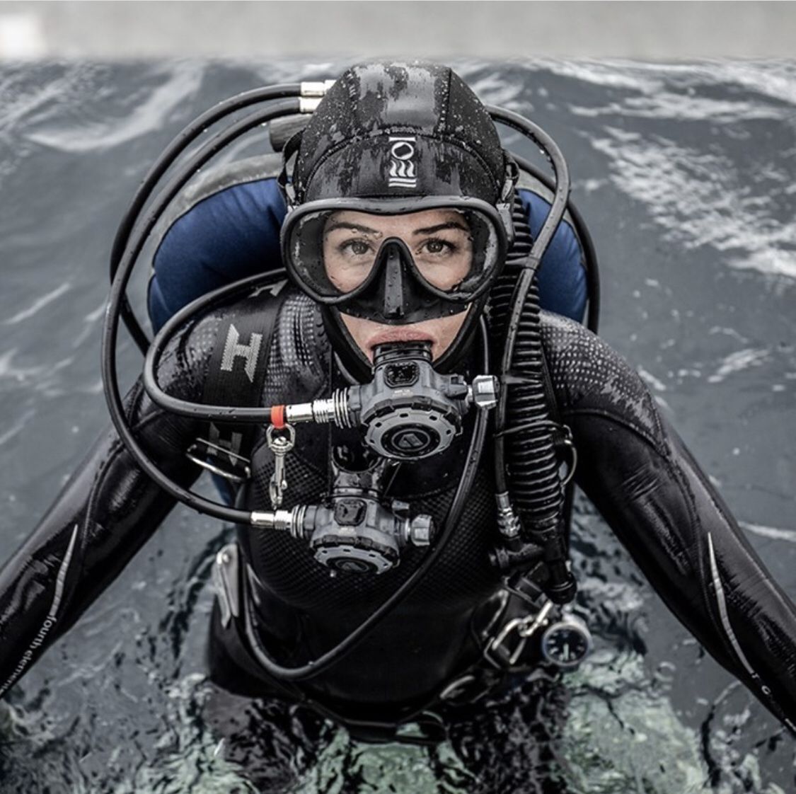 Akşam ders anlatırken “alkolden uzak durun” deyip de sabah dalışa