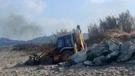 Antalya’nın Alanya ilçesindeki sahilde nesli tükenme tehlikesi altında olduğu için koruma altına alınan caretta caretta kaplumbağalarının yumurtalarını bıraktığı alandaki yuvaya bir kepçenin gezerek zarar vermesi tepkilere neden oldu. ALÇED Başkanı Şerefnur Kayhan burada bir katliamın yaşandığını belirterek, “Yuvalar, yumurtalar zarar […]