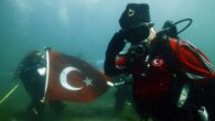 Türkiye Cumhuriyeti’nin 100’üncü yılı için ülkemizin en büyük sualtı etkinliği düzenleniyor. 21 ve 22 Ekim 2023 günleri 134 ayrı noktada 1000’den fazla dalgıç sualtına inerek Cumhuriyet’e ve Cumhuriyet’in kurucusu Büyük Atatürk’e bağlılığını kanıtlayacak. Cumhuriyet coşkusu; Bitlis’teki Nemrut Gölü’nden Kaş’ın berrak […]
