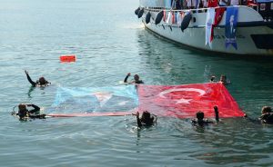 Bağımsızlık meşalesinin yakıldığı günün 102. yıl dönümünde Sarıyer sahilinden temsili