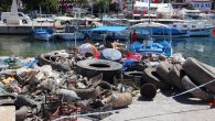 Antalya’nın Kaş ilçesinde 3 gün süren deniz dibi temizliğinde su altından çıkarılan aralarında göçmenlerin kullandığı şişme bot, araç lastikleri, cam şişe ve çok sayıda ev eşyasının da bulunduğu atıkları görenler şaşkınlık yaşadı. Antalya Kaş’ta İMEAK Deniz Ticaret Odası Antalya Şubesi […]