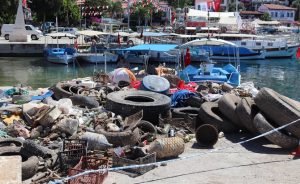 Antalya’nın Kaş ilçesinde 3 gün süren deniz dibi temizliğinde su