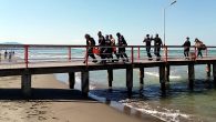 Samsun’da denizde yüzerken boğulma tehlikesi geçiren 14 yaşındaki Irak uyruklu çocuk, dalgıçlar tarafından sudan çıkarılarak hastaneye kaldırıldı. Olay, Samsun’un Atakum ilçesi Çobanlı İskelesi’nde meydana geldi. Edinilen bilgiye göre, 14 yaşındaki Irak uyruklu Murtaza B.H. serinlemek için denize girdi. Yanındaki arkadaşları […]