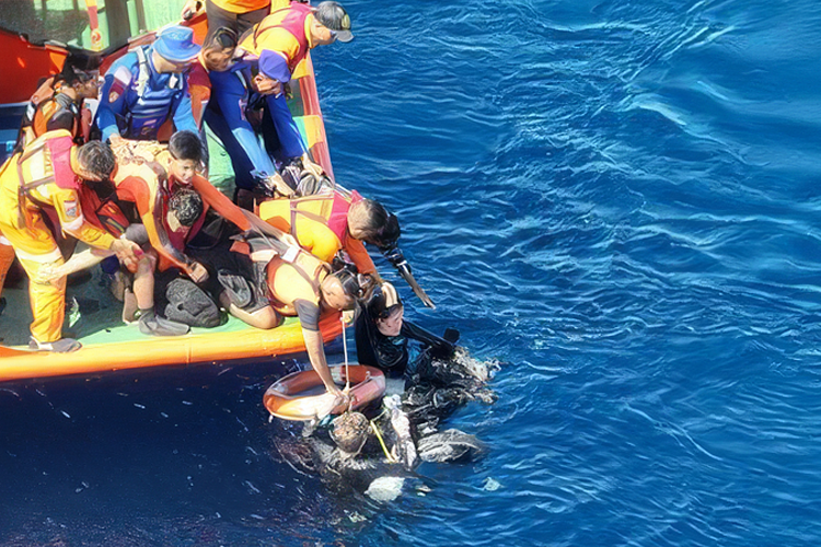 Four divers, including two Irish tourists, an Austrian woman and