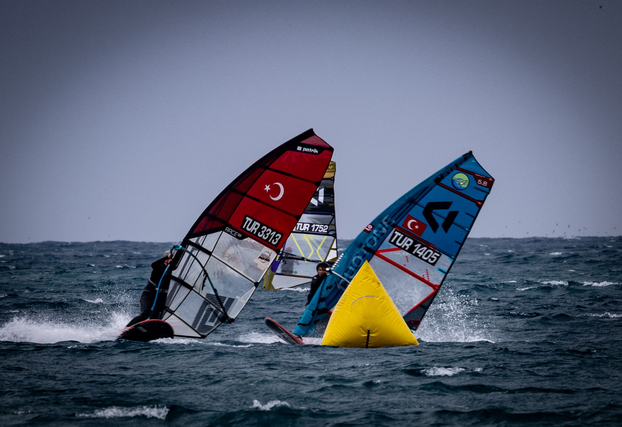 2025–2026 TYF Yelken Ligi 3. Ayak Yıldızlar Kupası Funboard Slalom Yarışlarında İkinci Gün! 25–28 Mart tarihleri arasında Alaçatı’da, Akademi Rüzgâr Sörfü ve İhtisas