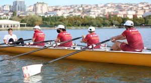 Küçükçekmece Belediyesi’nin ücretsiz olarak hayata geçirdiği kürek kursları başladı. Su