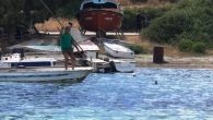 Bodrum’da kıyıya kadar gelen camgöz olduğu tahmin edilen köpek balığını 2 kişi tarafından adeta işkence edilir şekilde öldürülme anları saniye saniye görüntülendi. İlkel bir şekilde mızrakla defalarca vurularak yaralanan köpek balığını öldürülmesi görenleri şok etti. Gümbet Koyu’ndan teknesi ile Akvaryum […]