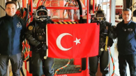 Dünyanın en tanınmış sanayi dalgıçlarını çok yüksek standartlarda yetiştiren NYD – OSLO okulunda idareci senior eğitmen dalgıç olarak çalışan Cem Durgun ve eğitmen dalgıç Emre Büyükaydın Türk bayrağı açarak vatan özlemlerini bizlerle paylaştılar. Bizlerde Türk dalgıçları olarak onlara çok selam […]