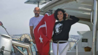 Özlem Ulubay Şahin ve Özkan Şahin çifti olarak 2013 yazından bu güne teknede yaşıyoruz. Özkan Büyükçekmece’nin sayfiye sayıldığı zamanlarda babası ve arkadaşlarına ait kayığı kaçıran bir afacan olarak sevdalanıyor denize. Elinde 7 yaşında babasının yanında çalışırken geçirdiği bir iş kazasından […]