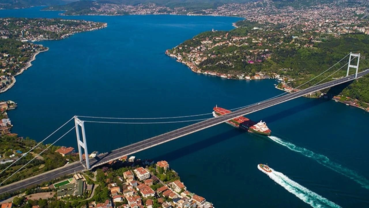 İstanbul Boğazı’nda arızalanan tankerin demir atıp bir ağı koparmasıyla gözler